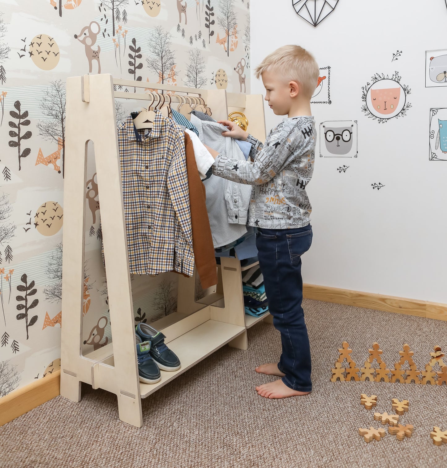 Klädställning med hyllor för små barn - VentureKids